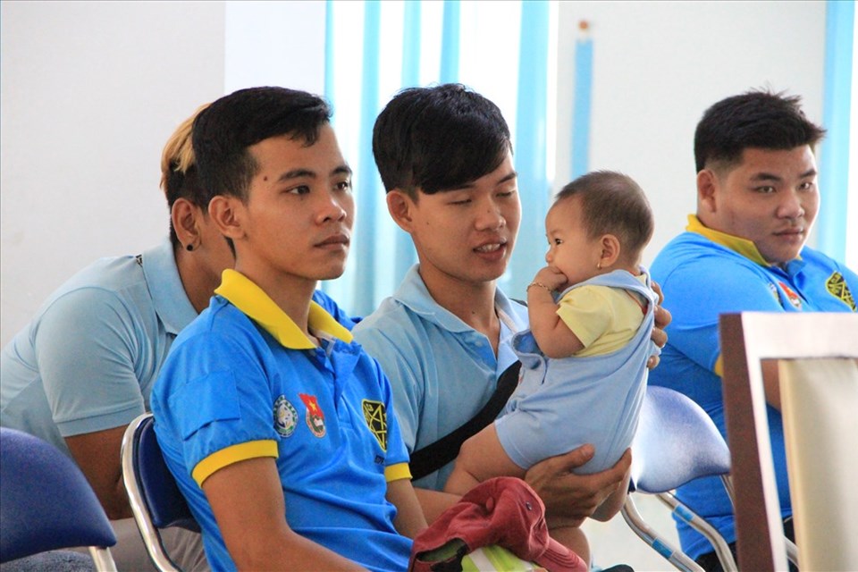 Công nhân được tư vấn tâm lý và sửa xe miễn phí Công nhân được tư vấn tâm lý và sửa xe miễn phí