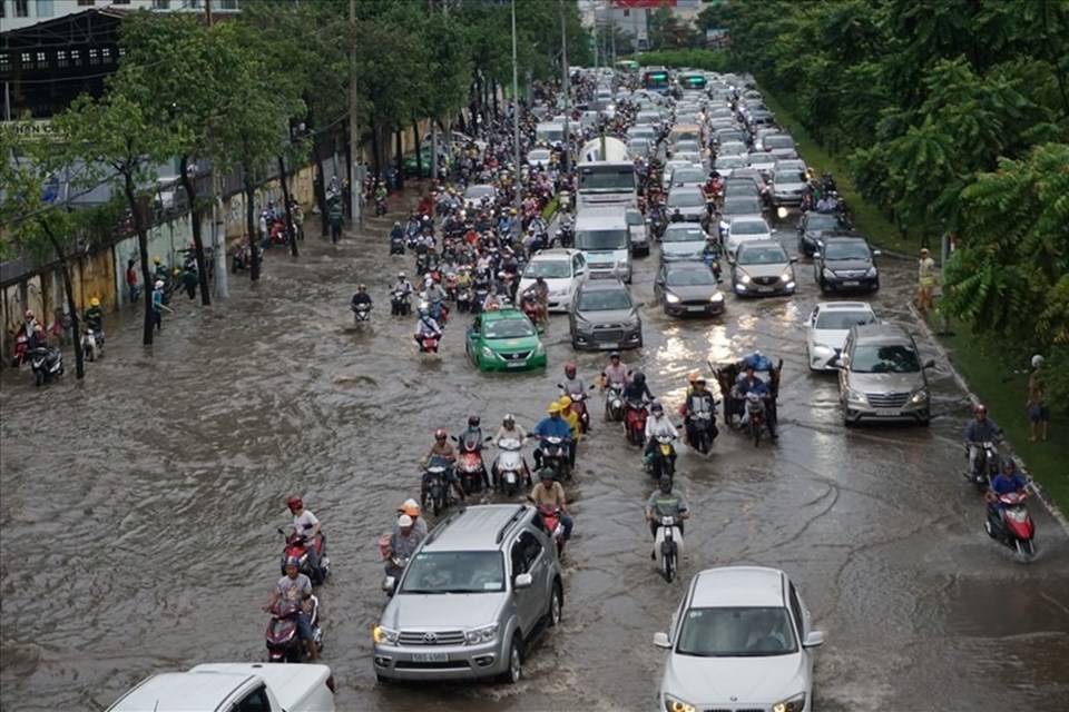 Đường Nguyễn Hữu Cảnh được nâng cấp, sữa chữa với kinh phí gần 500 tỉ đồng. Đường Nguyễn Hữu Cảnh được nâng cấp, sữa chữa với kinh phí gần 500 tỉ đồng.