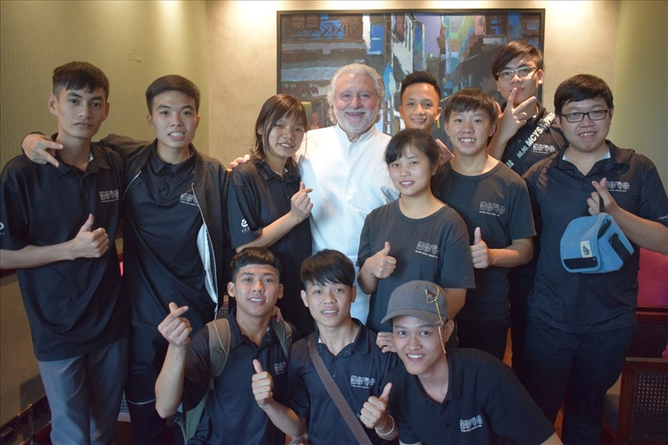Bếp trưởng Alain Dutournier và các học viên trẻ Trường KOTO ở Hà Nội. Bếp trưởng Alain Dutournier và các học viên trẻ Trường KOTO ở Hà Nội.