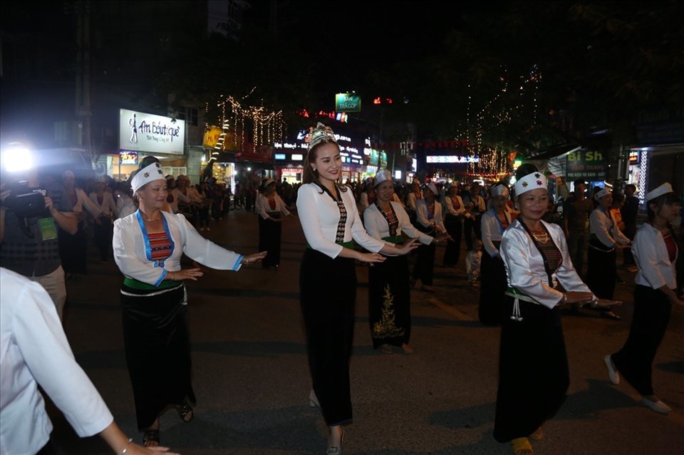 Nghệ thuật Xòe Thái đề nghị được vinh danh văn hóa trên trường quốc tế. Nghệ thuật Xòe Thái đề nghị được vinh danh văn hóa trên trường quốc tế.