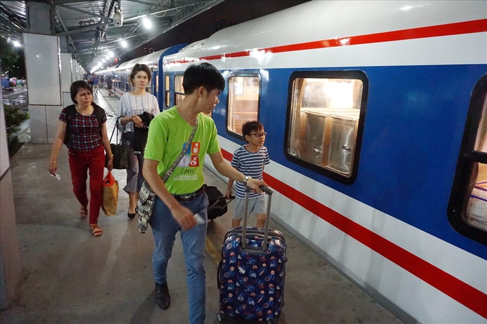 Đường sắt tăng tàu phục vụ người dân đi nghỉ lễ. Ảnh: M.Q Đường sắt tăng tàu phục vụ người dân đi nghỉ lễ. Ảnh: M.Q