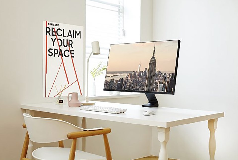 Màn hình Samsung Space với thiết kế linh hoạt giúp giải phóng không gian bàn làm việc. Màn hình Samsung Space với thiết kế linh hoạt giúp giải phóng không gian bàn làm việc.