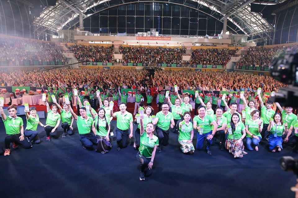 Thành viên và nhân viên Herbalife cùng thực hiện động tác pha Shake bằng Hỗn Hợp Dinh Dưỡng F1 của Herbalife, vừa cổ vũ cho lối sống năng động lành mạnh. Thành viên và nhân viên Herbalife cùng thực hiện động tác pha Shake bằng Hỗn Hợp Dinh Dưỡng F1 của Herbalife, vừa cổ vũ cho lối sống năng động lành mạnh.