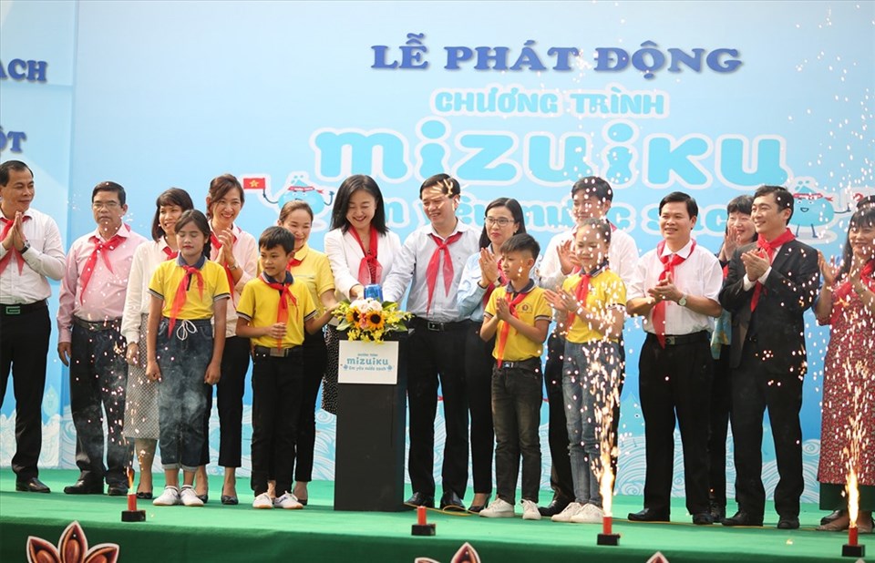 Đại diện BTC cùng nhấn nút khởi động chương trình “Mizuiku – Em yêu nước sạch” 2019. Đại diện BTC cùng nhấn nút khởi động chương trình “Mizuiku – Em yêu nước sạch” 2019.
