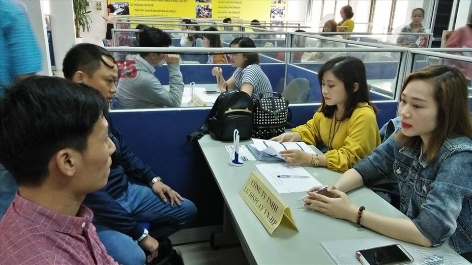 Người lao động phỏng vấn trực tiếp tại phiên giao dịch việc làm. Người lao động phỏng vấn trực tiếp tại phiên giao dịch việc làm.