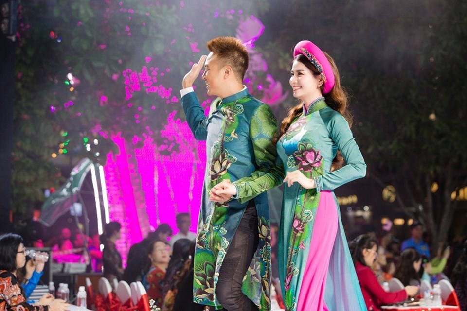 Kha Ly cùng chồng trình diễn áo dài. Kha Ly cùng chồng trình diễn áo dài.