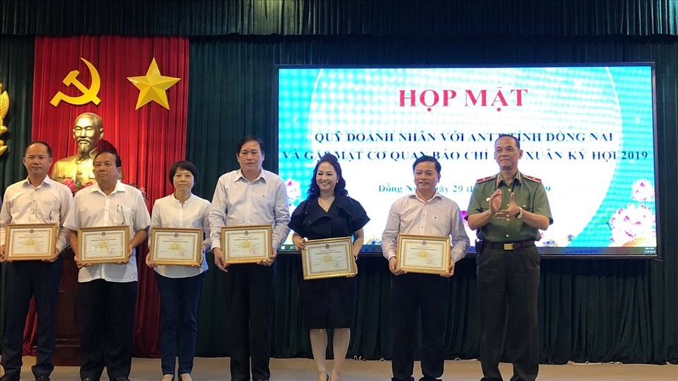 Các mạnh thường quân tại lễ đóng góp vốn cho Quỹ DN-ANTT. Ảnh: H.H Các mạnh thường quân tại lễ đóng góp vốn cho Quỹ DN-ANTT. Ảnh: H.H