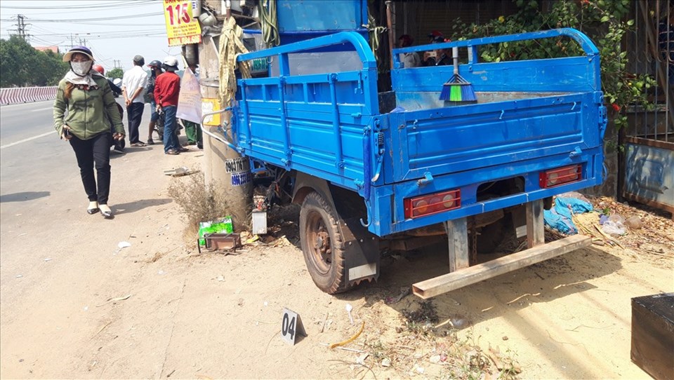 Xe ba gác tông vào gốc cột điện rồi mắc kẹt tại đây. Xe ba gác tông vào gốc cột điện rồi mắc kẹt tại đây.