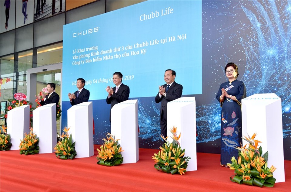 Đại diện Chubb Life Việt Nam cắt băng khai trương văn phòng kinh doanh mới tại Hà Nội Đại diện Chubb Life Việt Nam cắt băng khai trương văn phòng kinh doanh mới tại Hà Nội