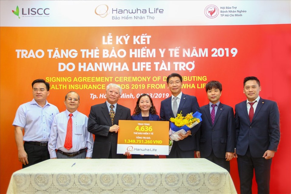 Hanwha Life Việt Nam trao bảng tài trợ tượng trưng 4.636 thẻ BHYT cho Hội Bảo trợ Bệnh nhân Nghèo TP.HCM Hanwha Life Việt Nam trao bảng tài trợ tượng trưng 4.636 thẻ BHYT cho Hội Bảo trợ Bệnh nhân Nghèo TP.HCM