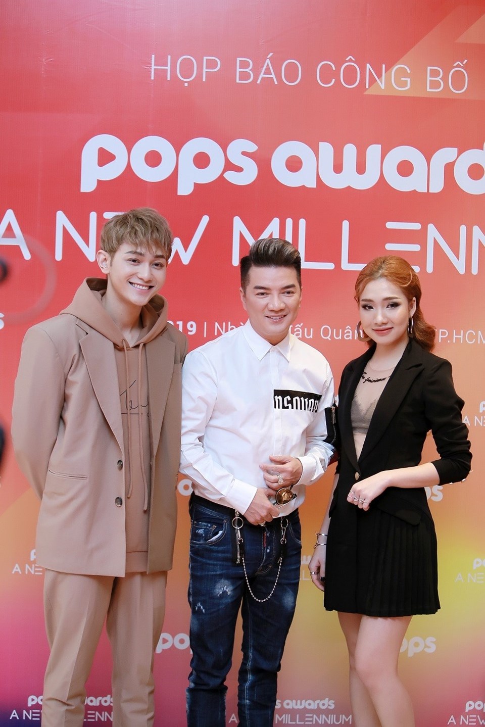 Đàm Vĩnh Hưng và hai ca sĩ trẻ Roy (Z- Boys) và Queen (Z - Girls). Đàm Vĩnh Hưng và hai ca sĩ trẻ Roy (Z- Boys) và Queen (Z - Girls).
