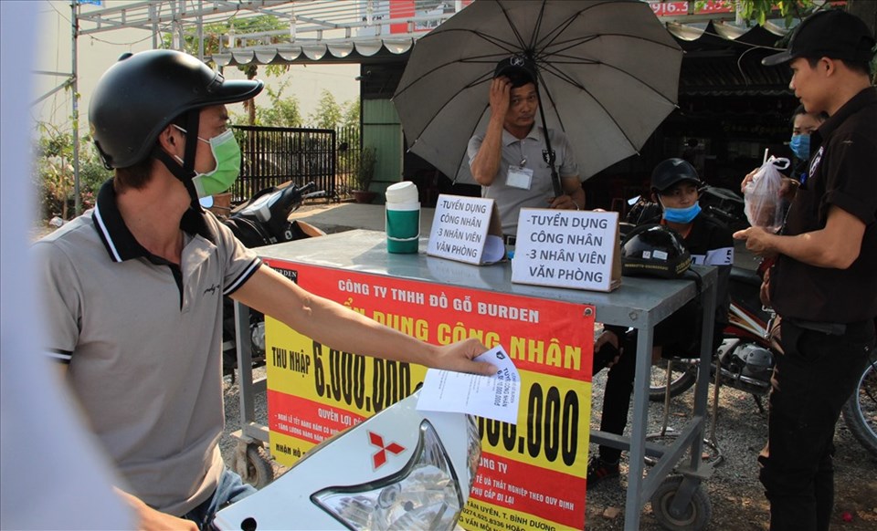 Một công ty gỗ chủ động ra đầu đường ĐT 745 để phát tờ rơi, nhận hồ sơ tuyển dụng lao động. Một công ty gỗ chủ động ra đầu đường ĐT 745 để phát tờ rơi, nhận hồ sơ tuyển dụng lao động.
