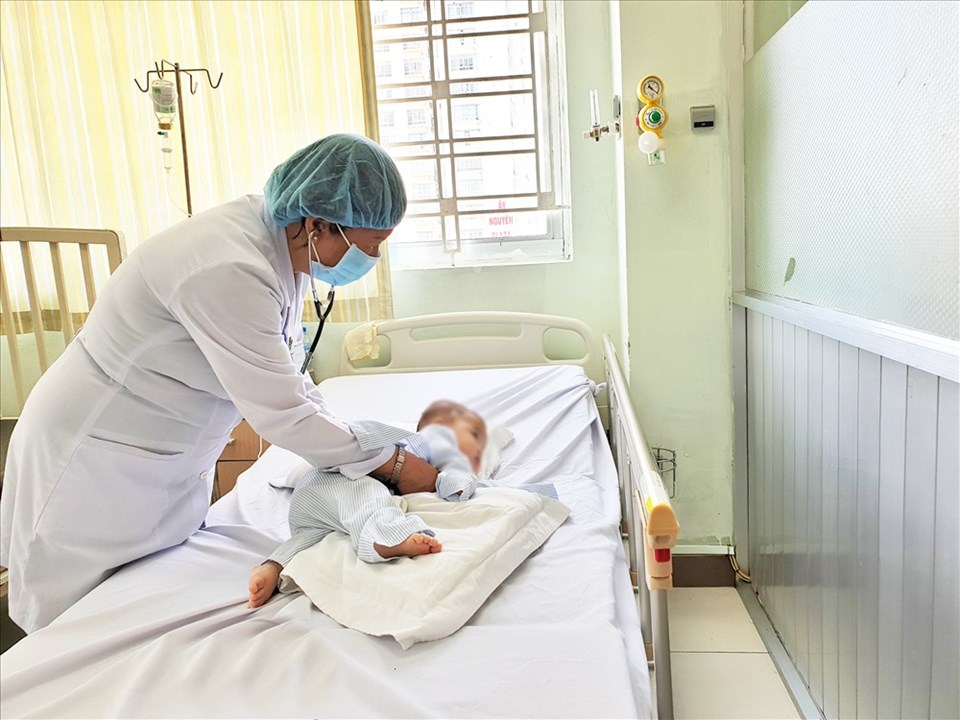 Bác sĩ thăm khám cho bệnh nhi bị tiêu chảy cấp Bác sĩ thăm khám cho bệnh nhi bị tiêu chảy cấp