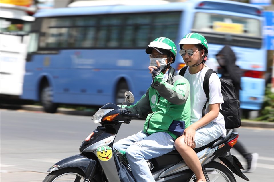 Gặp được những người khách lịch sự, kiếm được thu nhập nuôi sống bản thân, gia đình là ước mơ của những tài xế xe ôm công nghệ đang ngày càng nhiều thêm ở các đô thị như TPHCM. Ảnh minh họa - Trường Sơn Gặp được những người khách lịch sự, kiếm được thu nhập nuôi sống bản thân, gia đình là ước mơ của những tài xế xe ôm công nghệ đang ngày càng nhiều thêm ở các đô thị như TPHCM. Ảnh minh họa - Trường Sơn