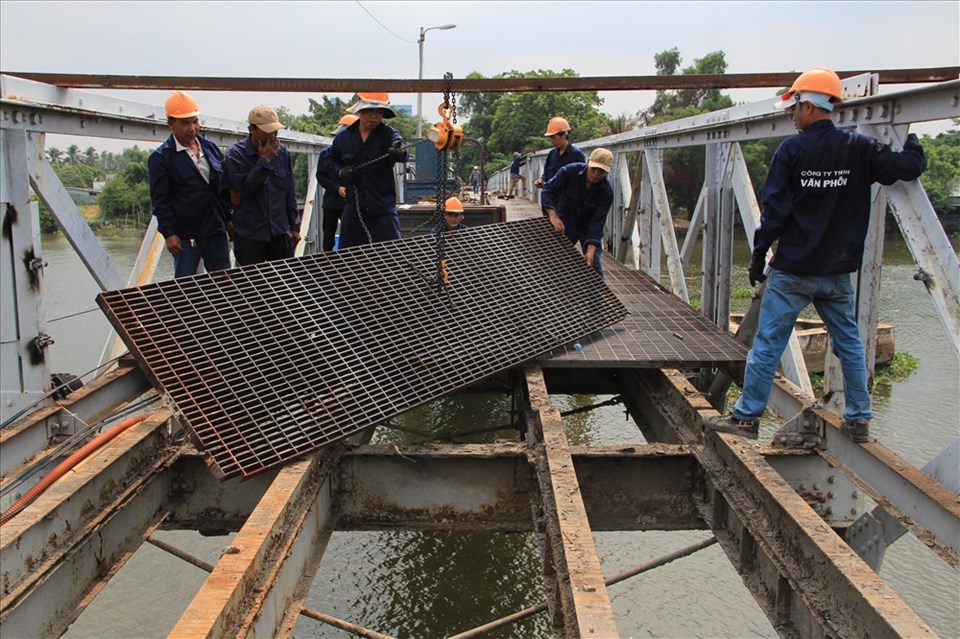 Chiều 20.4, công nhân đã bắt đầu tháo dỡ từng tấm đan bằng sắt lát mặt cầu phía TP.HCM. Chiều 20.4, công nhân đã bắt đầu tháo dỡ từng tấm đan bằng sắt lát mặt cầu phía TP.HCM.