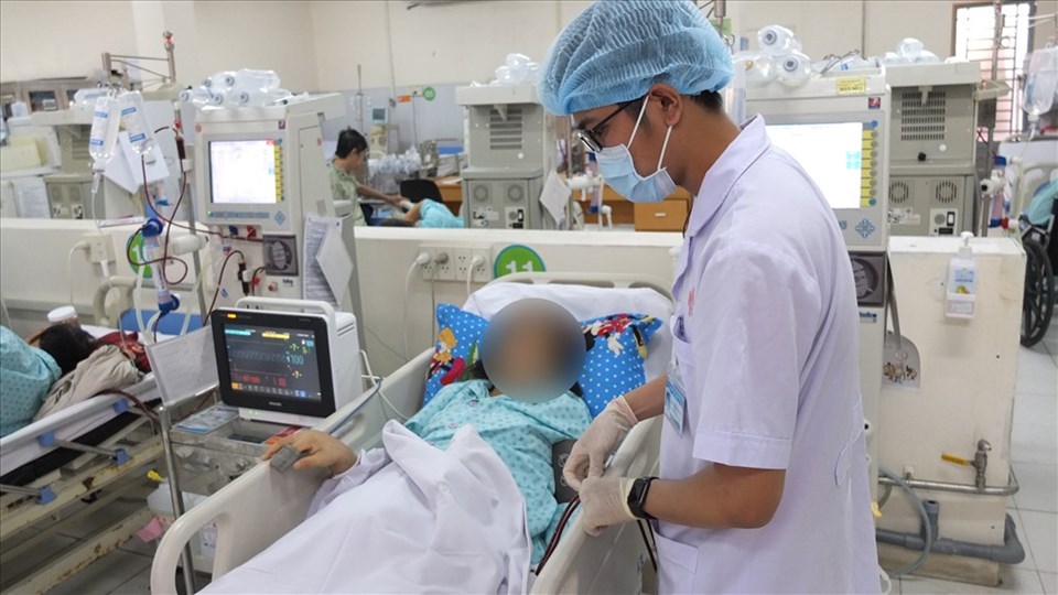 Bác sĩ thăm khám cho bệnh nhân tổn thương thận do sử dụng sản phẩm giảm cân không rõ nguồn gốc. Bác sĩ thăm khám cho bệnh nhân tổn thương thận do sử dụng sản phẩm giảm cân không rõ nguồn gốc.