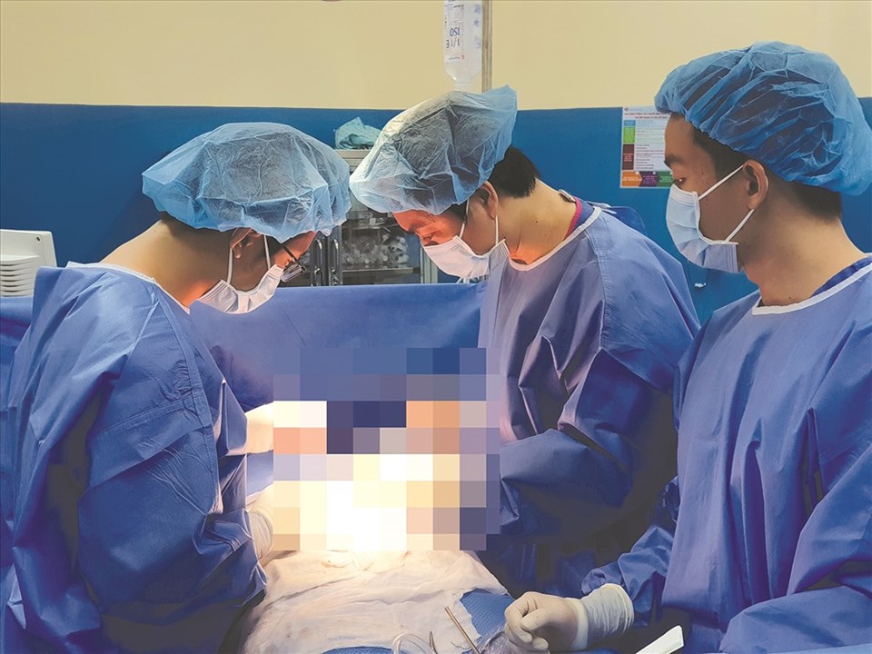 Các bác sĩ tiến hành phẫu thuật thẩm mỹ hút mỡ bụng. Ảnh minh họa Các bác sĩ tiến hành phẫu thuật thẩm mỹ hút mỡ bụng. Ảnh minh họa