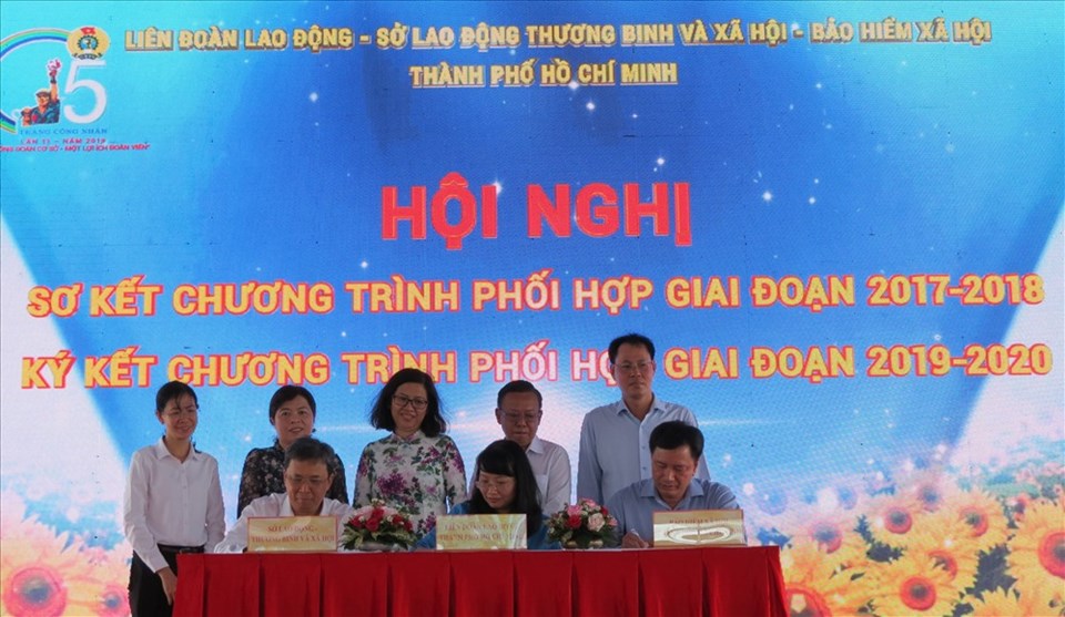 Đại diện 3 đơn vị ký kết chương trình phối hợp, đảm bảo quyền lợi cho NLĐ Đại diện 3 đơn vị ký kết chương trình phối hợp, đảm bảo quyền lợi cho NLĐ