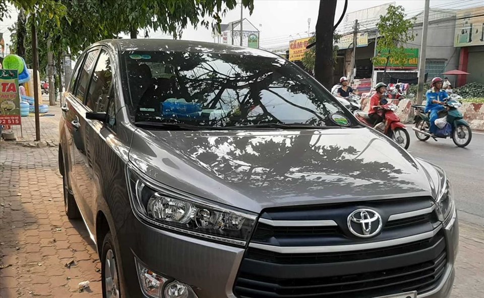 Chiếc ô tô bị trộm bẻ gương chiếu hậu. Chiếc ô tô bị trộm bẻ gương chiếu hậu.