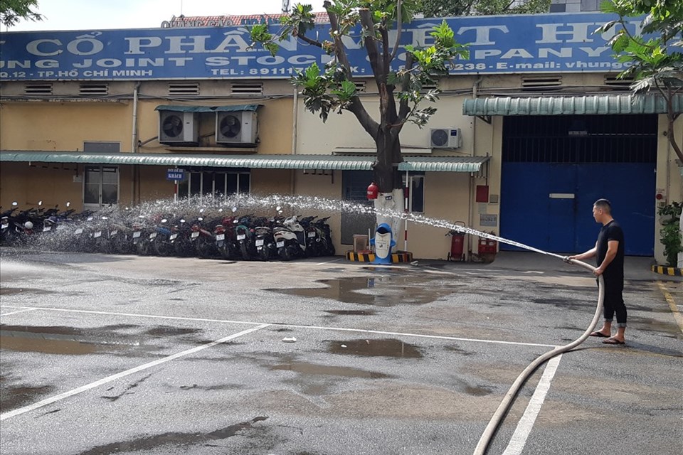 Tăng cường chống nóng cho công nhân mùa nắng Tăng cường chống nóng cho công nhân mùa nắng