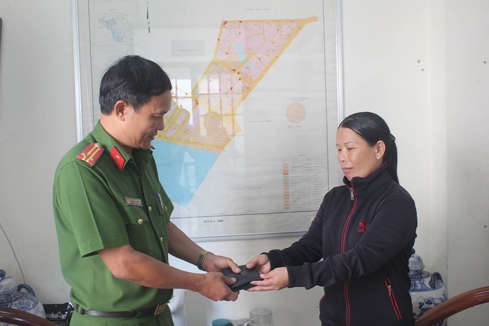 Chị Hậu đưa số tiền nhặt được cho cơ quan chức năng để trả người bị mất Chị Hậu đưa số tiền nhặt được cho cơ quan chức năng để trả người bị mất
