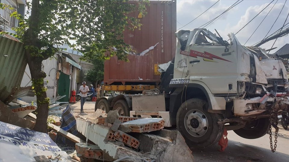 Hiện trường vụ xe container lao vào 3 căn nhà trên đường 18B, phường Bình Hưng Hòa A, quận Bình Tân vào rạng sáng nay. Hiện trường vụ xe container lao vào 3 căn nhà trên đường 18B, phường Bình Hưng Hòa A, quận Bình Tân vào rạng sáng nay.