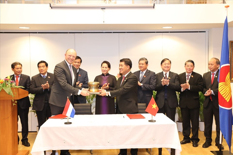 Tại trụ sở Tập đoàn De Heus (Hà Lan), đại diện De Heus (trái) và ông Vũ Mạnh Hùng - chủ tịch HĐQT Hùng Nhơn Group (phải) cùng ký văn bản hợp tác về phát triển chăn nuôi tại VN. Ảnh: V.M.H Tại trụ sở Tập đoàn De Heus (Hà Lan), đại diện De Heus (trái) và ông Vũ Mạnh Hùng - chủ tịch HĐQT Hùng Nhơn Group (phải) cùng ký văn bản hợp tác về phát triển chăn nuôi tại VN. Ảnh: V.M.H