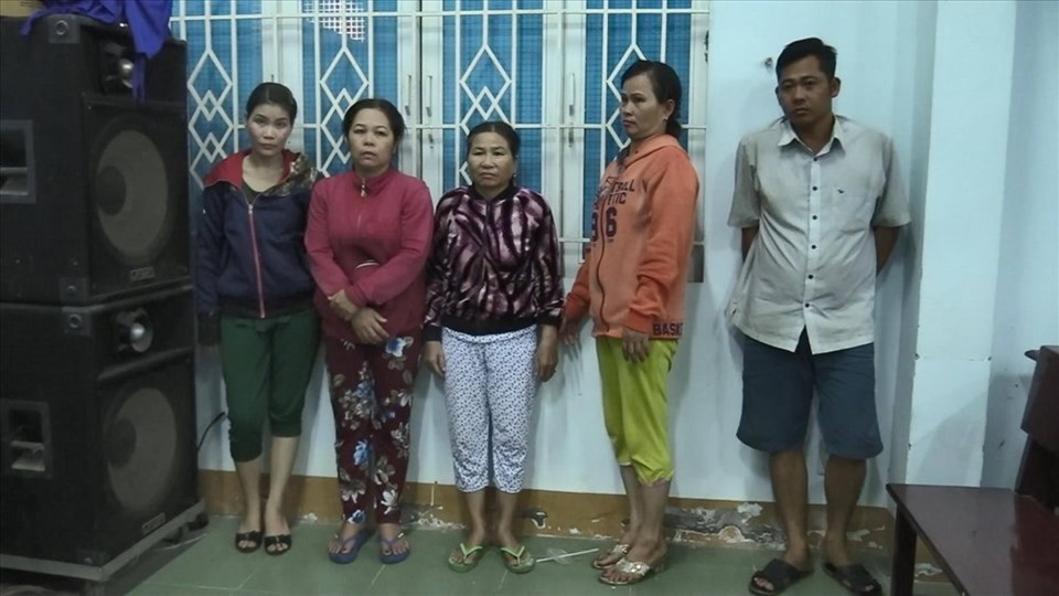 Nhóm người bị công an tạm giữ để điều tra về hành vi đánh bạc và tổ chức đánh bạc. Nhóm người bị công an tạm giữ để điều tra về hành vi đánh bạc và tổ chức đánh bạc.