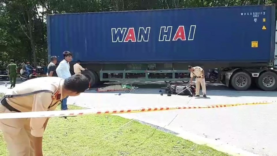 Công an khám nghiệm hiện trường điều tra nguyên nhân vụ tai nạn. Công an khám nghiệm hiện trường điều tra nguyên nhân vụ tai nạn.