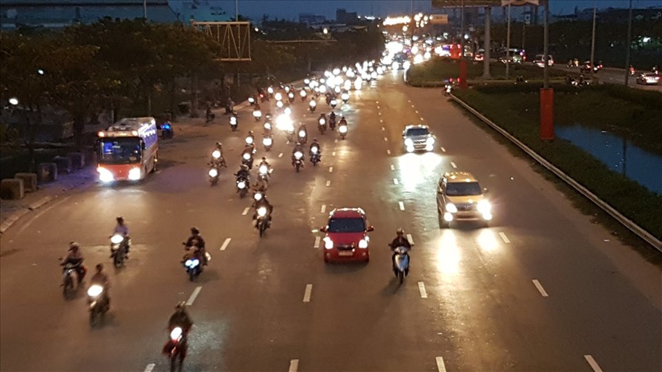 Giao thông trên các tuyến cửa ngõ vào TPHCM đang đông dần lên. Ảnh: Trường Sơn Giao thông trên các tuyến cửa ngõ vào TPHCM đang đông dần lên. Ảnh: Trường Sơn