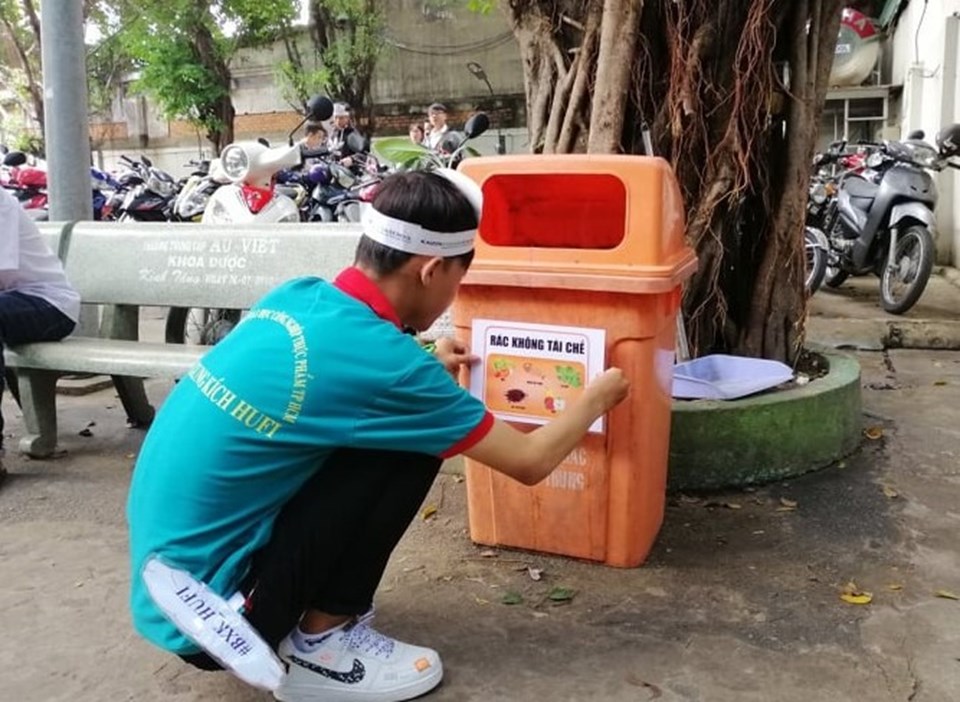 Sinh viên trường ĐH Công nghiệp thực phẩm tuyên truyền nội dung phân loại rác thải tại các thùng rác của nhà trường Sinh viên trường ĐH Công nghiệp thực phẩm tuyên truyền nội dung phân loại rác thải tại các thùng rác của nhà trường