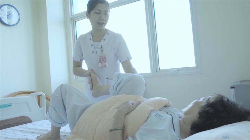 Điều dưỡng đang chăm sóc cho người bệnh thoái hóa khớp Điều dưỡng đang chăm sóc cho người bệnh thoái hóa khớp