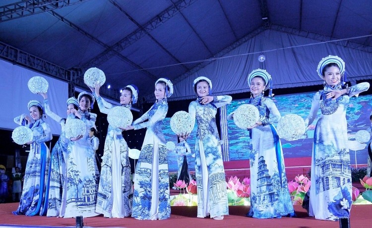 Các thí sinh khoe sắc với áo dài.