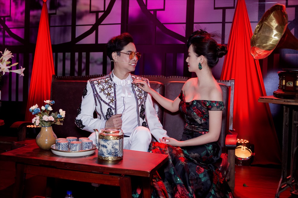 Cô vui vẻ trò chuyện, hỏi thăm huấn luyện viên Ngọc Sơn.