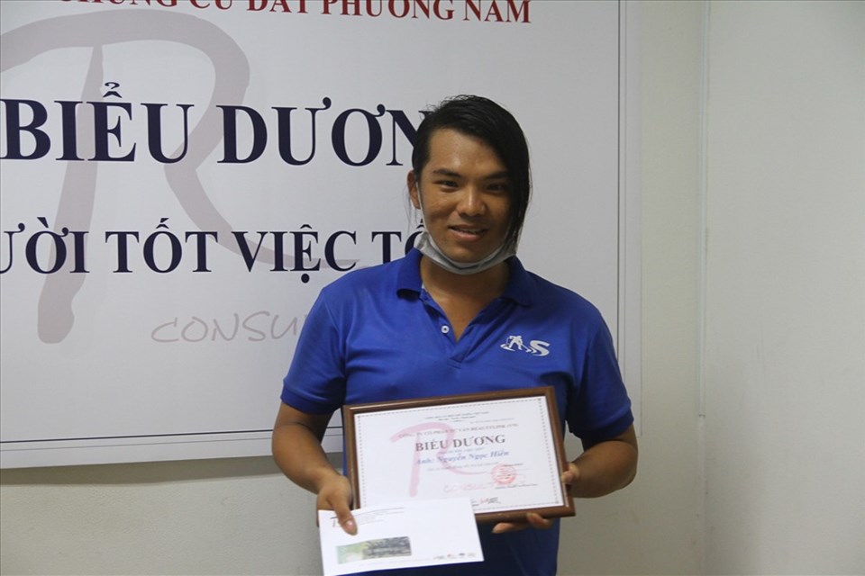 Nhân viên vệ sinh trả lại 7.400 USD: Cái gì không phải của mình đừng lấy Nhân viên vệ sinh trả lại 7.400 USD: Cái gì không phải của mình đừng lấy