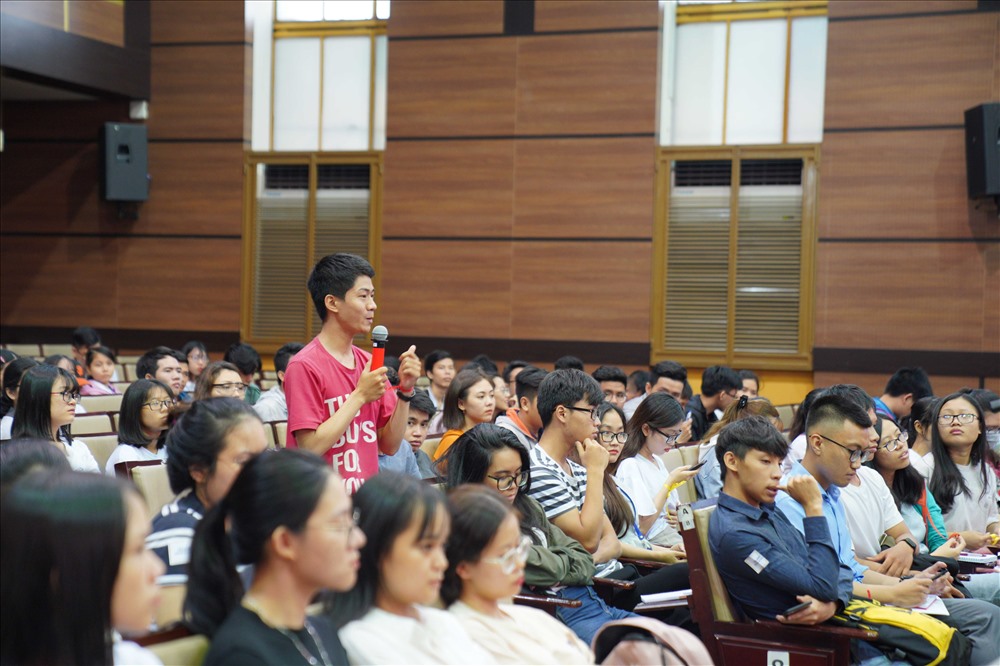 Sinh viên đặt câu hỏi cho diễn giả.