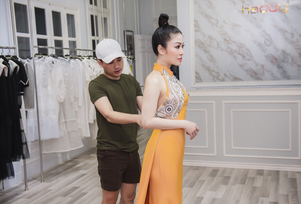 Tuyết Nga lựa chọn nhiều bộ trang phục dạ hội sang trọng của những nhà thiết kế nổi tiếng.