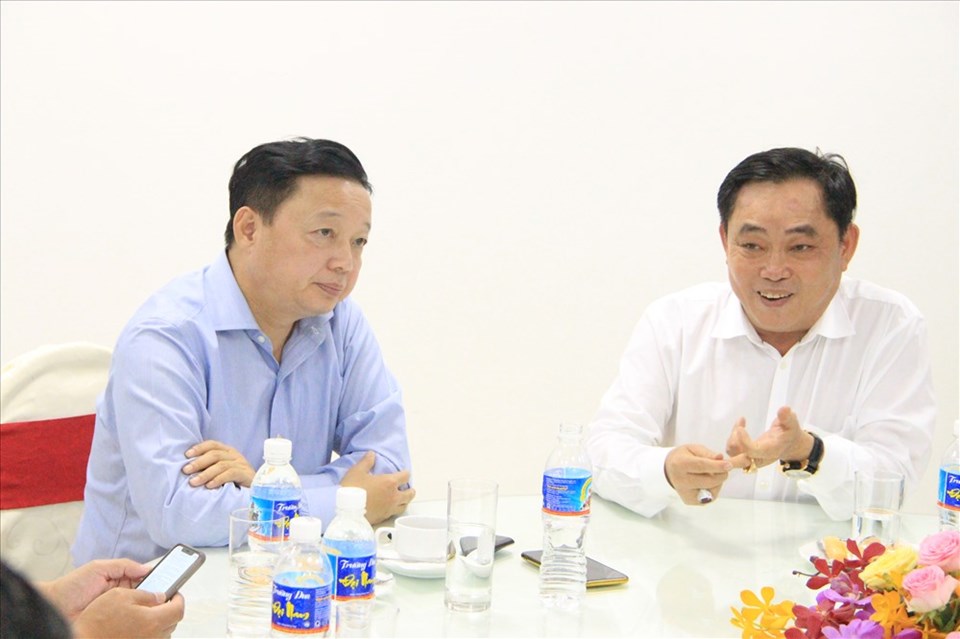 Bộ trưởng Bộ TNMT Trần Hồng Hà nghe ông Huỳnh Uy Dũng báo cáo về hoạt động của nhà máy xử lý nước thải. Bộ trưởng Bộ TNMT Trần Hồng Hà nghe ông Huỳnh Uy Dũng báo cáo về hoạt động của nhà máy xử lý nước thải.