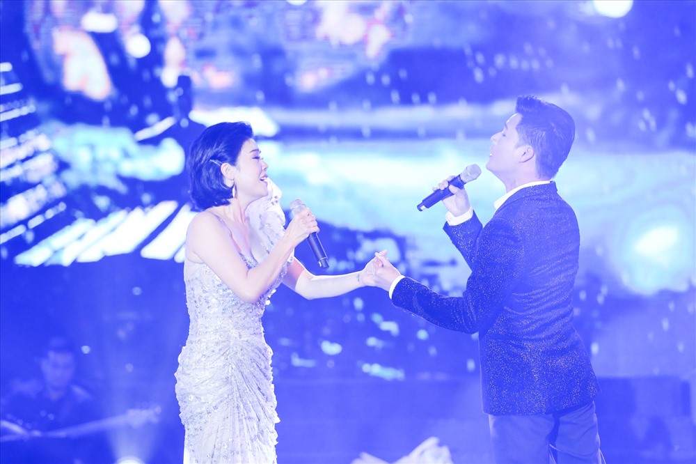 Ngoài gửi tặng khán giả những ca khúc gắn liền tên tuổi, Thu Phương còn song ca với nam ca sĩ Quang Dũng.