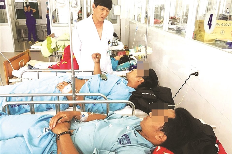 Bác sĩ cấp cứu cho bệnh nhân bị ngộ độc rượu. Bác sĩ cấp cứu cho bệnh nhân bị ngộ độc rượu.