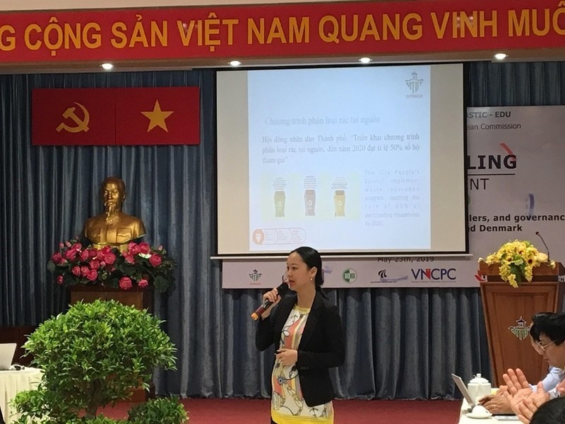 Bà Quế Lâm- đại diện Công ty TNHH MTV Môi trường - Đô thị TP HCM đang thuyết trình tại hội thảo. Ảnh: C.H