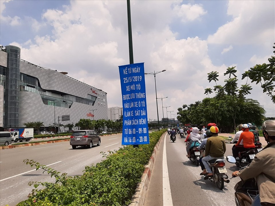 Băng rôn thông báo cụ thể về thời gian điều xe máy chạy vào làn ô tô trên đường Phạm Văn Đồng. Băng rôn thông báo cụ thể về thời gian điều xe máy chạy vào làn ô tô trên đường Phạm Văn Đồng.