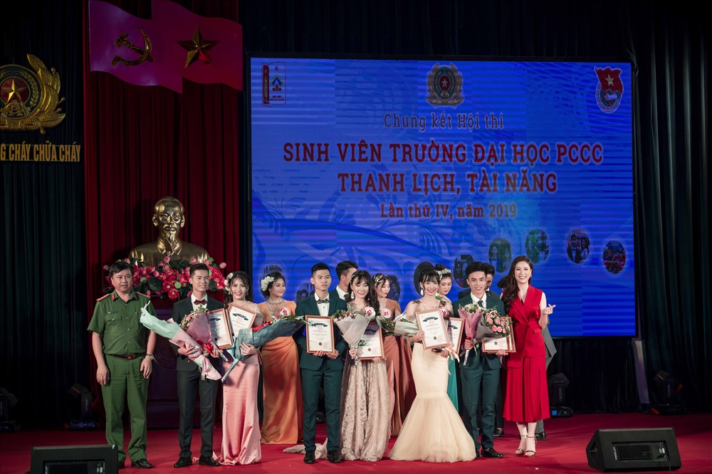 Người đẹp cũng đại diện ban giám khảo lên trao tặng giải thưởng cho thí sinh đoạt giải.