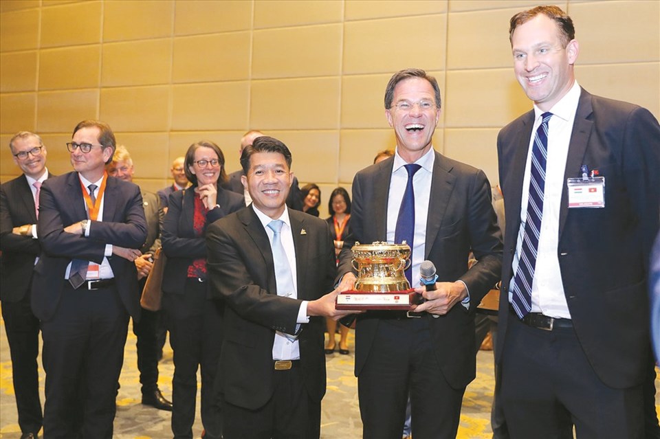 Ông Vũ Mạnh Hùng (trái) và ông Gabor Fluit (phải) trong dịp Thủ tướng Hà Lan Mark Rutte (giữa) thăm chính thức VN ngày 10.4.2019. Ảnh: C.H Ông Vũ Mạnh Hùng (trái) và ông Gabor Fluit (phải) trong dịp Thủ tướng Hà Lan Mark Rutte (giữa) thăm chính thức VN ngày 10.4.2019. Ảnh: C.H
