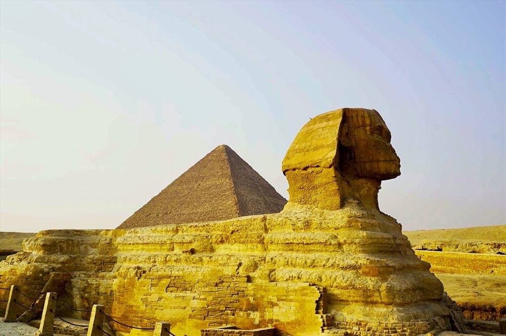 Tượng Đại nhân sư trên cao nguyên Giza. Đây là bức tượng nguyên khối lớn nhất và đồng thời cũng là một trong những tác phẩm điêu khắc lâu đời nhất thế giới. Tượng có chiều dài 73.5m, rộng 19.3m và cao 20.22m với tuổi thọ lên tới hơn 4500 năm, được xây dựng trong thời kỳ trị vì của Pharaoh Khafre.