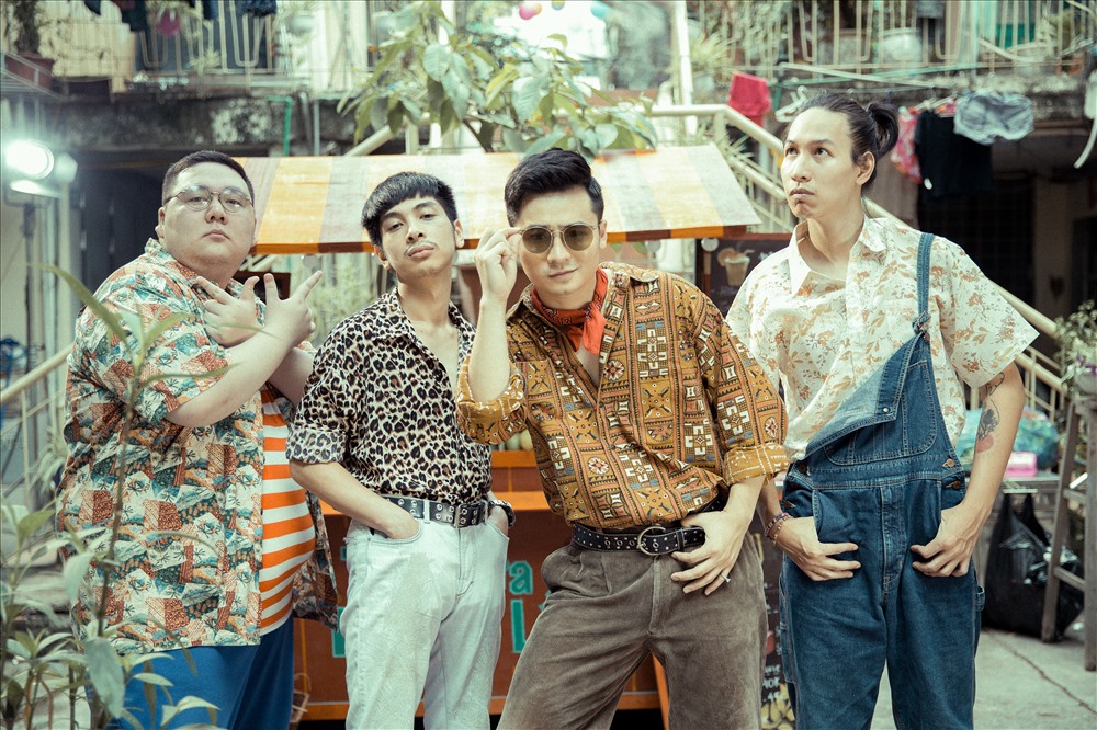 Cùng với các “chiến hữu“, Hà Anh ra sức chinh phục bạn gái là người “thanh mai trúc mã” mà anh thầm yêu mến từ nhỏ.