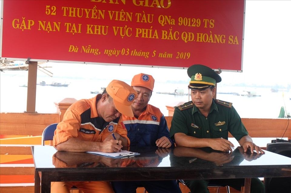 Cơ quan chức năng đang ký biên bản bàn giao thuyền viên và tàu cá bị nạn cho cơ quan chức năng. Cơ quan chức năng đang ký biên bản bàn giao thuyền viên và tàu cá bị nạn cho cơ quan chức năng.