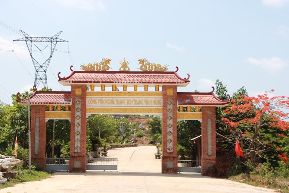 Từ khi UBND tỉnh Quảng Trị có chính sách xã hội hóa việc xây dựng nghĩa trang, ông Nguyễn Thế Đồng - Giám đốc Cty TNHH MTV Thép Đồng Tiến đã mạnh dạn xin cấp đất (quyết định cấp đất từ 25.3.2015) và bắt đầu xây dựng dự án Sơn trang vĩnh hằng với tổng vốn đầu tư hơn 150 tỉ đồng.