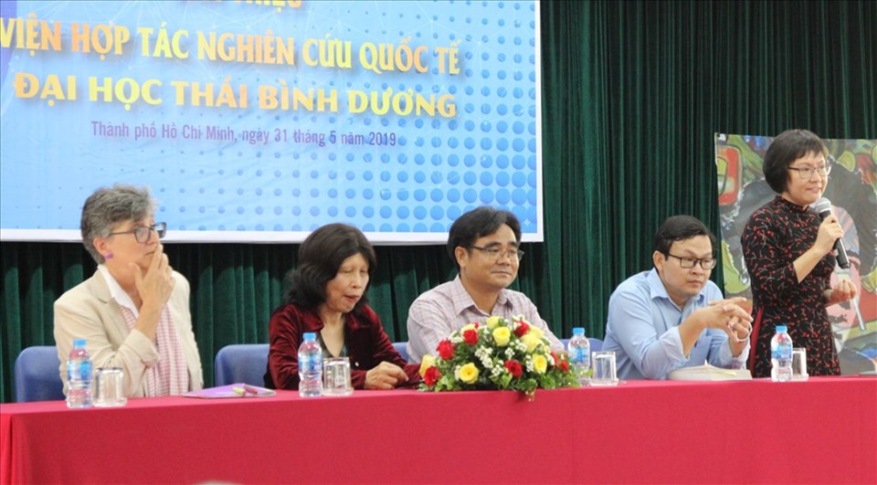 TS Từ Huy chia sẻ về Tủ sách hàn lâm. TS Từ Huy chia sẻ về Tủ sách hàn lâm.