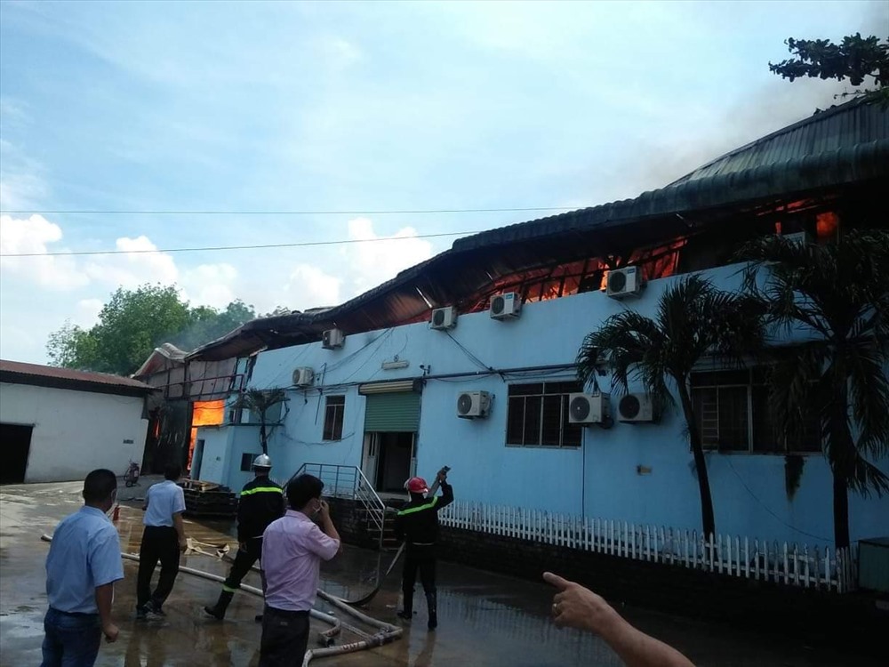 Hỏa đã thiêu rụi nhiều máy móc, hàng hóa của công ty gỗ.
